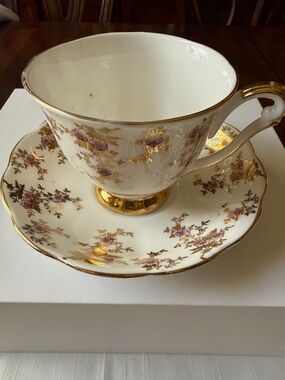 Queen Anne England fine bone china hand painted Floral Gold-Trim Teacup & Saucer